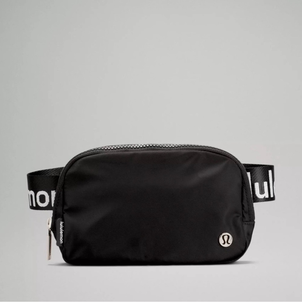 🖤Lululemon everywhere belt bag in wordmark black & white LIKE NEW